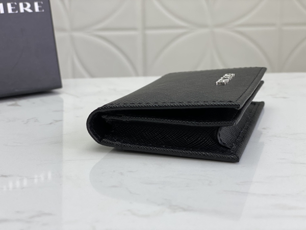 プラダ財布コピー着用イメージ